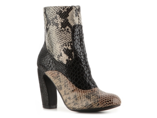Two Lips Shout Bootie