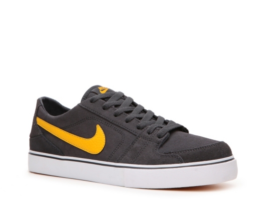 Nike Ruckus Low Sneaker