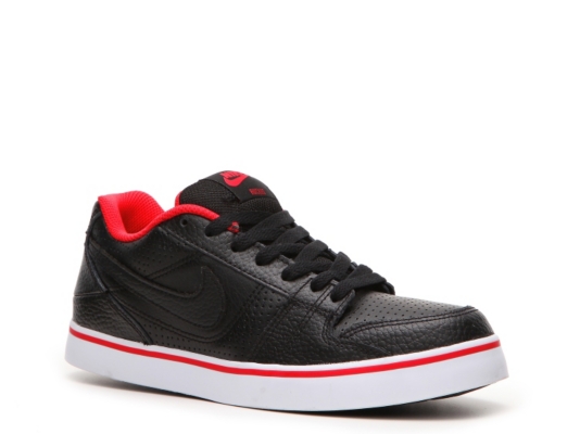Nike Ruckus Low Sneaker