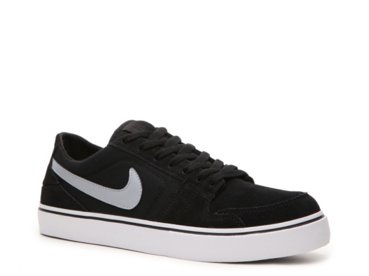 Nike Ruckus Low Sneaker