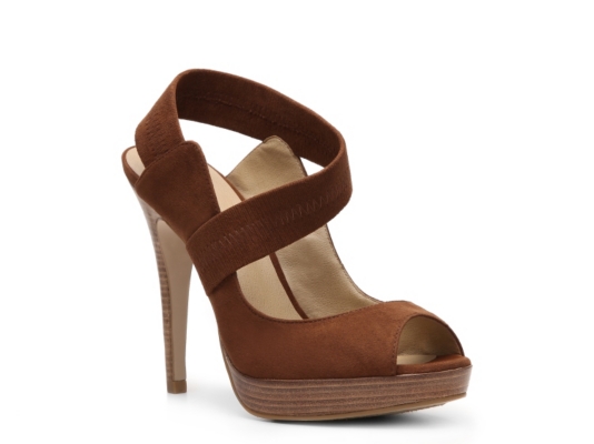 Levity Ivanna Pump