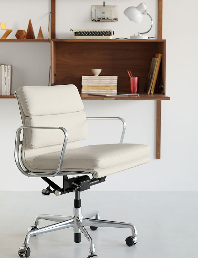 Eames Soft Pad Management Chair with Pneumatic Lift