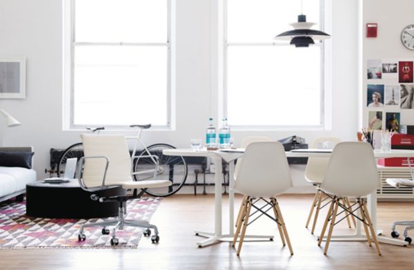 Eames® Aluminum Management Chair