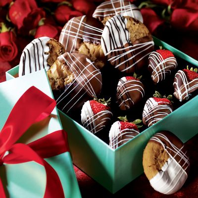 Mrs. Fields&reg; Cookie and Strawberry Combo