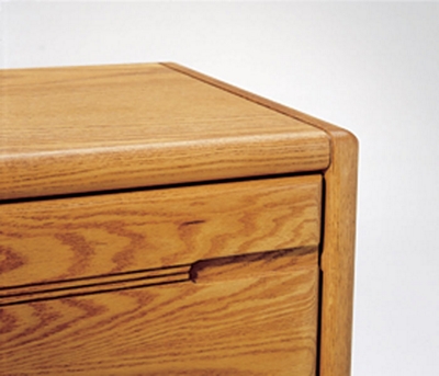 Recessed drawer pulls maintain the sleek look