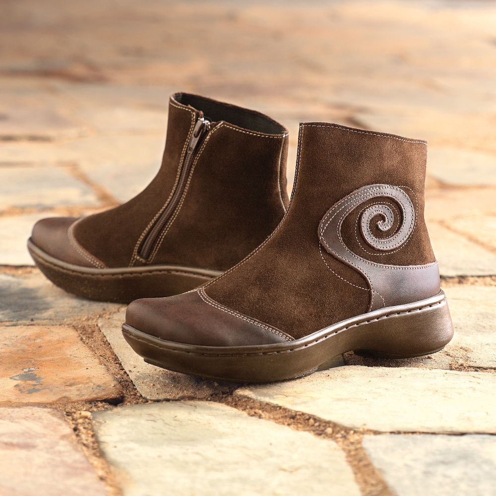 Prehistoric T-shirts: Women's Maori Fern Travel Boots