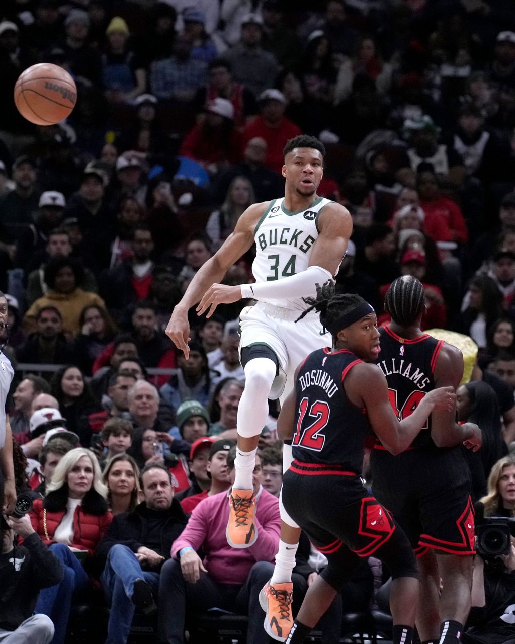 Giannis Sets Assists Mark Hurts Wrist Bucks Beat Bulls