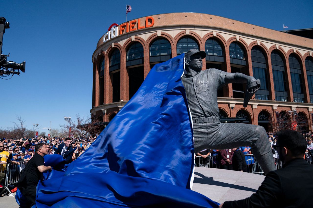 Larger Than Life Mets Unveil Seaver Statue At Citi Field