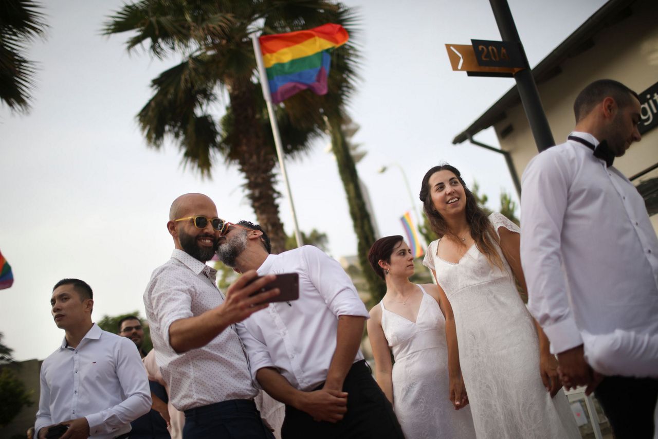 Israelis Stage Mass Wedding To Advocate For Gay Rights