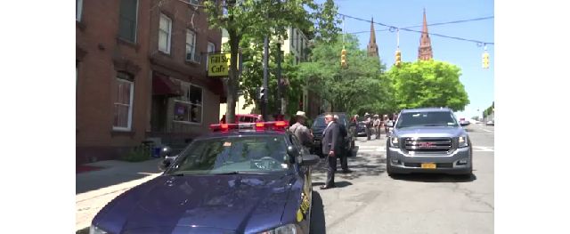 Bernie Sanders Stops by Albany Cafe for French Onion Soup - TWC News