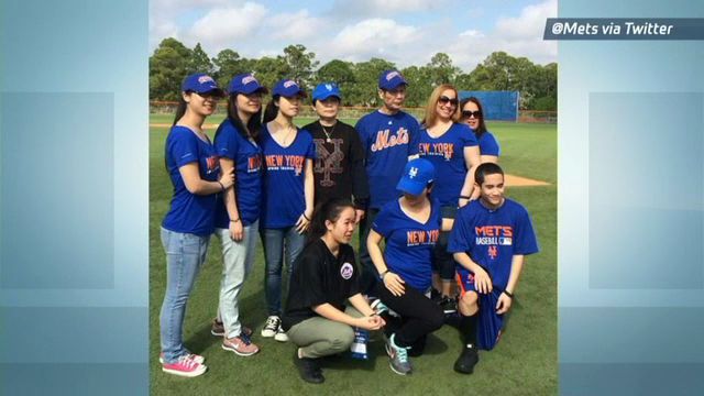 New York Mets David Wright, left, talks to family members of New York City  Police Detective Wenjian Liu and Rafael Ramos before they threw out the  ceremonial first pitch before the start