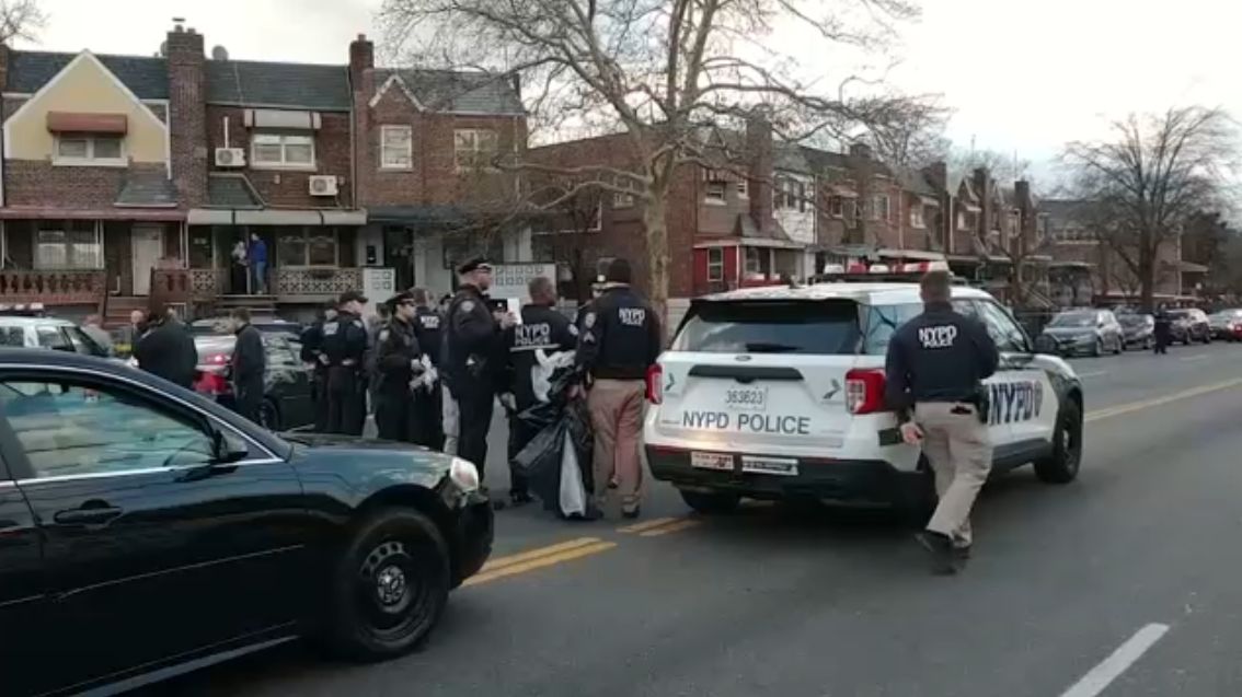 Un Hombre Armado Muere Baleado Por La Polic A