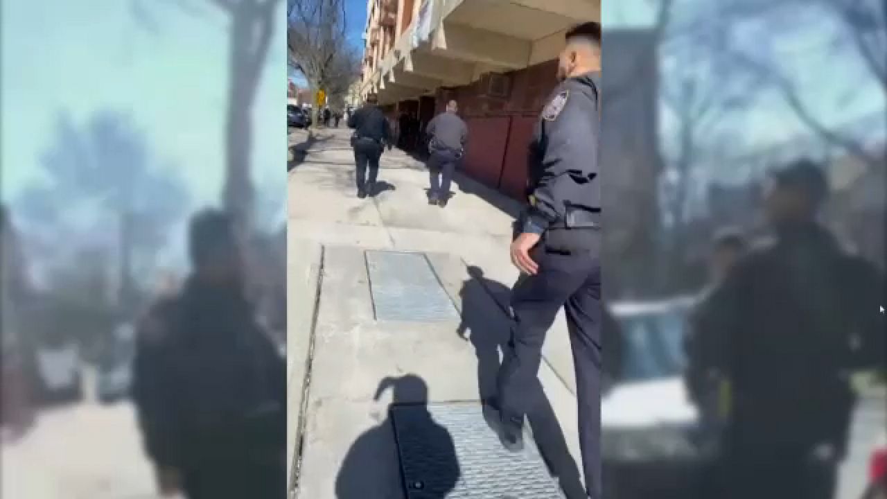 Nypd Dos Hombres Resultan Baleados Frente A Una Escuela