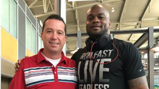 Bears linebacker Jerrell Freeman saves man with Heimlich maneuver at airport