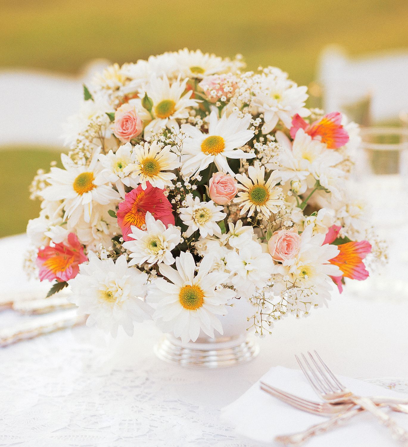 Daisy Joy Centerpiece in West Hills&nbsp;CA, Flowers On the Hills