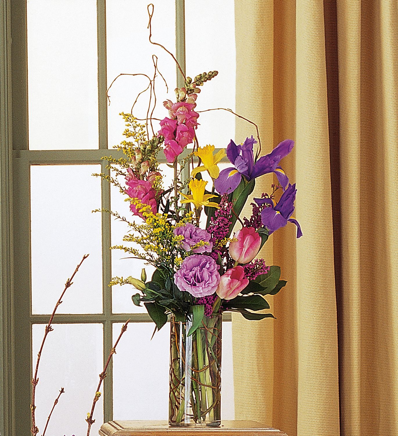 Freytag's Spring Hope arrangement can express your deepest thoughts and wishes.
