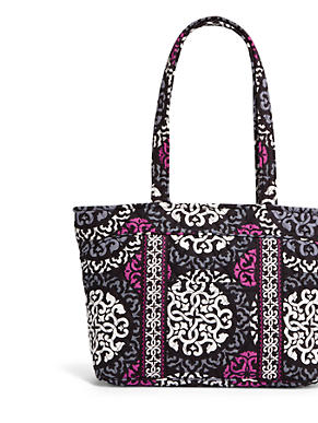 http://s7d2.scene7.com/is/image/VeraBradley/11450149?$zoom_productdetail$&rgn=0,0,1356,1800&scl=4.66321243523316&id=6Czql1