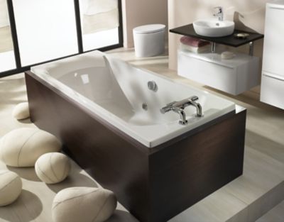 Un tablier de baignoire tendance en bois foncé dans une salle de bains ambiance cocooning