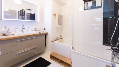 Une salle de bains rénovée au style loft