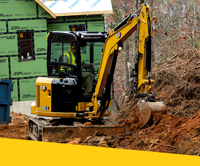 miniescavadeira movendo terra