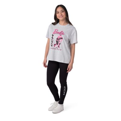 Barbie&trade; x CCM Gr&aring; t-skjorte voksen