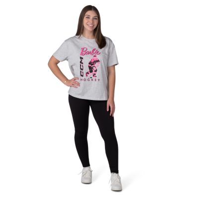 Barbie&trade; x CCM Gr&aring; t-skjorte voksen