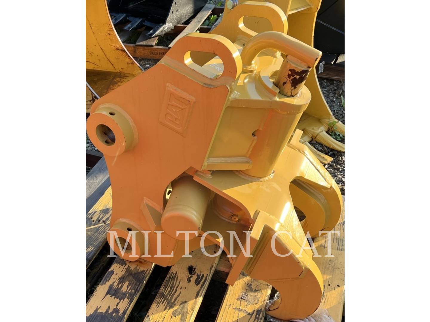 Photo of a  Caterpillar M314F-M318F TILTING PIN LOCK COUPLER