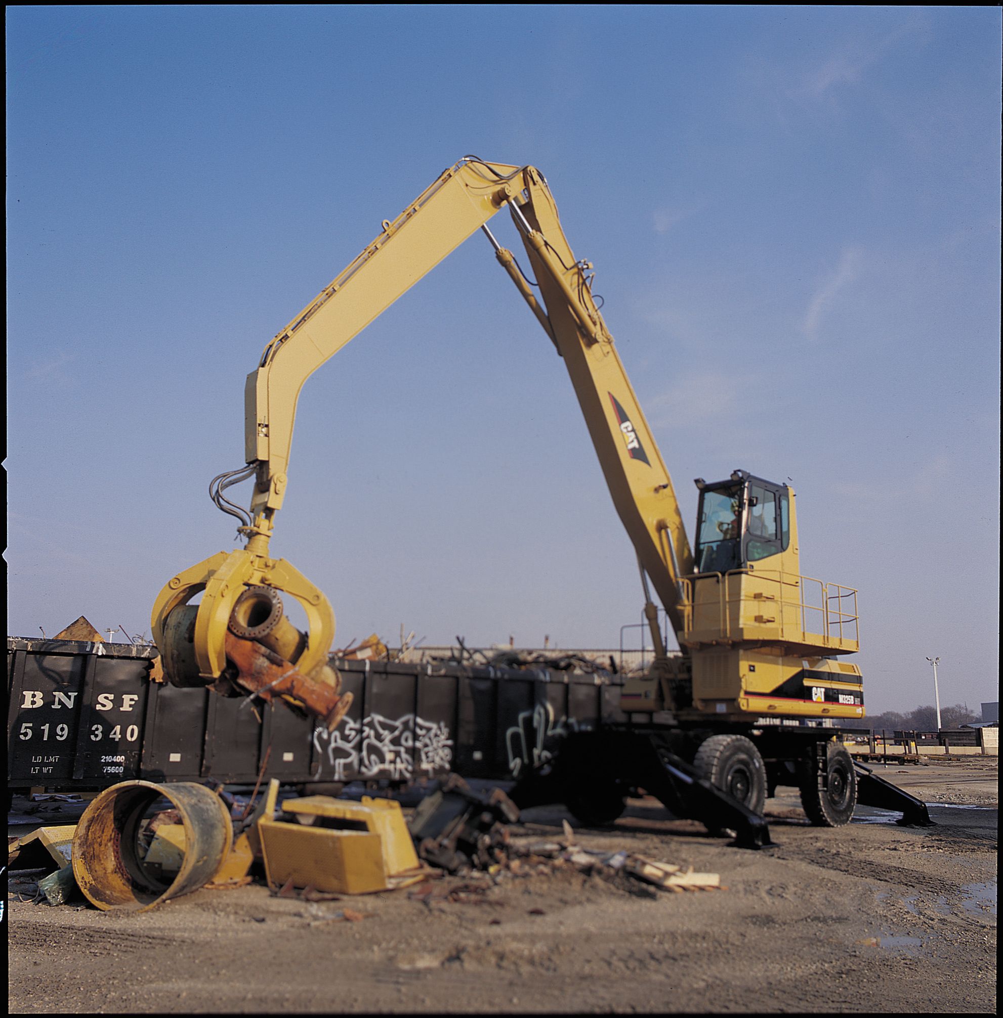 Cat M325B MH Wheel Material Handlers | Caterpillar