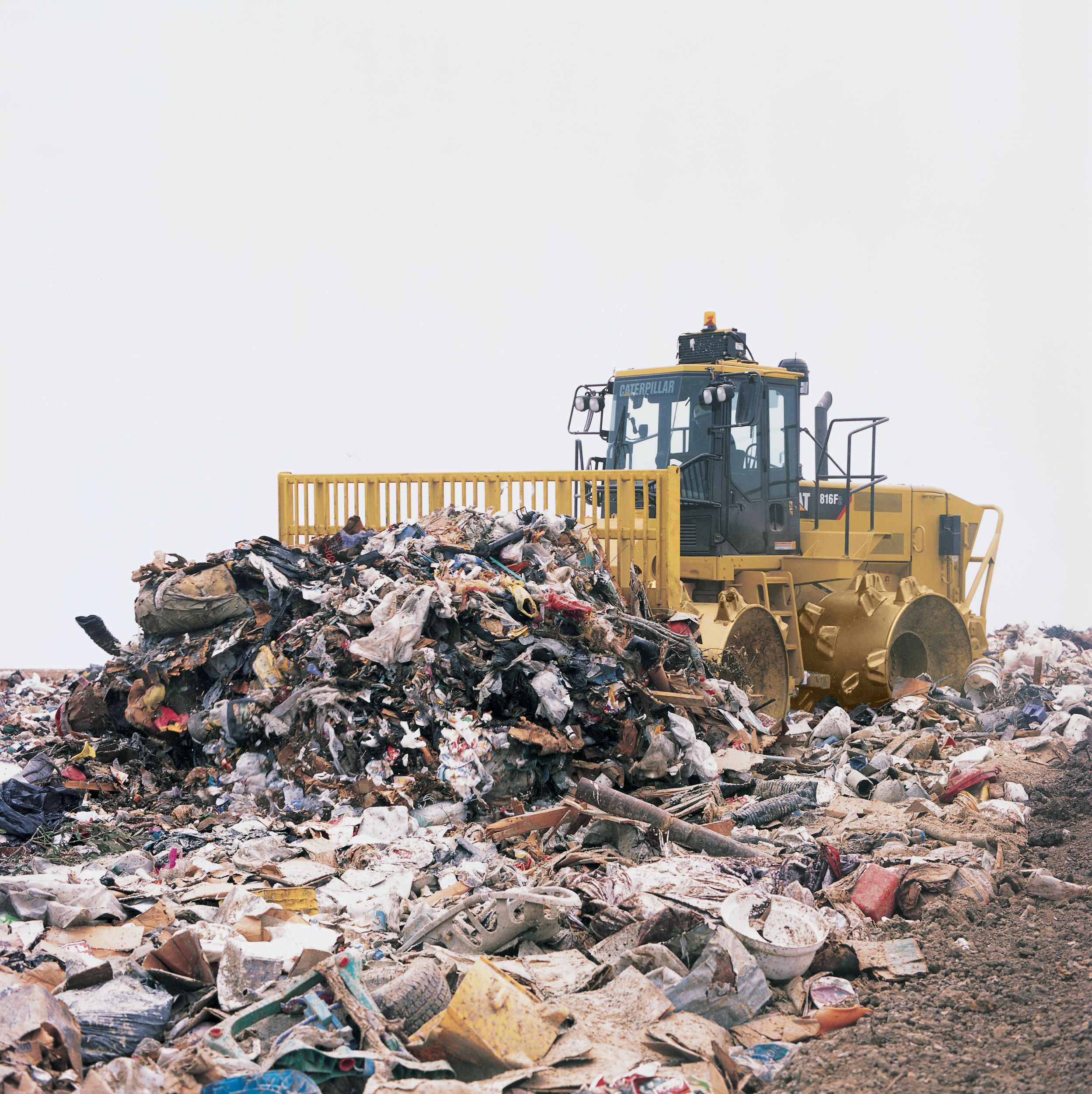Compacteur à déchets Cat 816 dans la poubelle