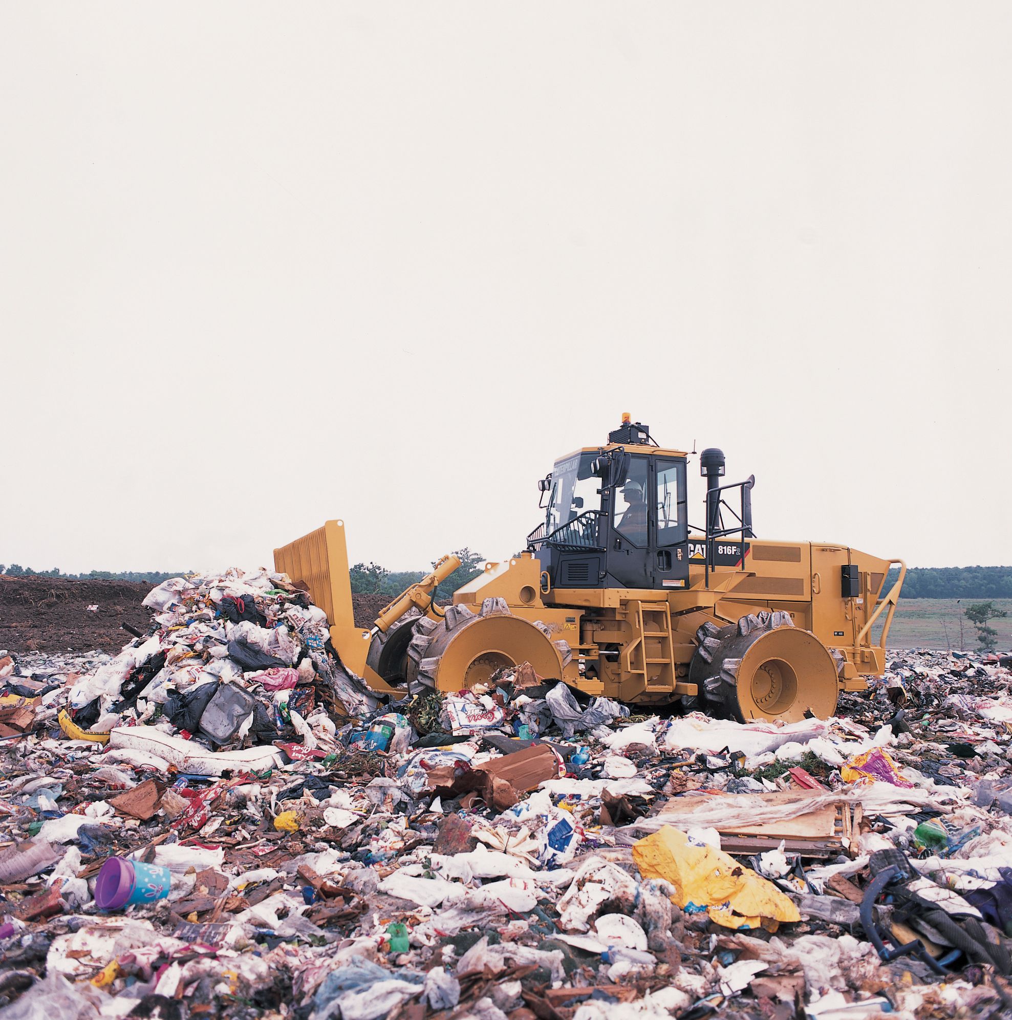 Compacteur à déchets Cat 816 dans la poubelle