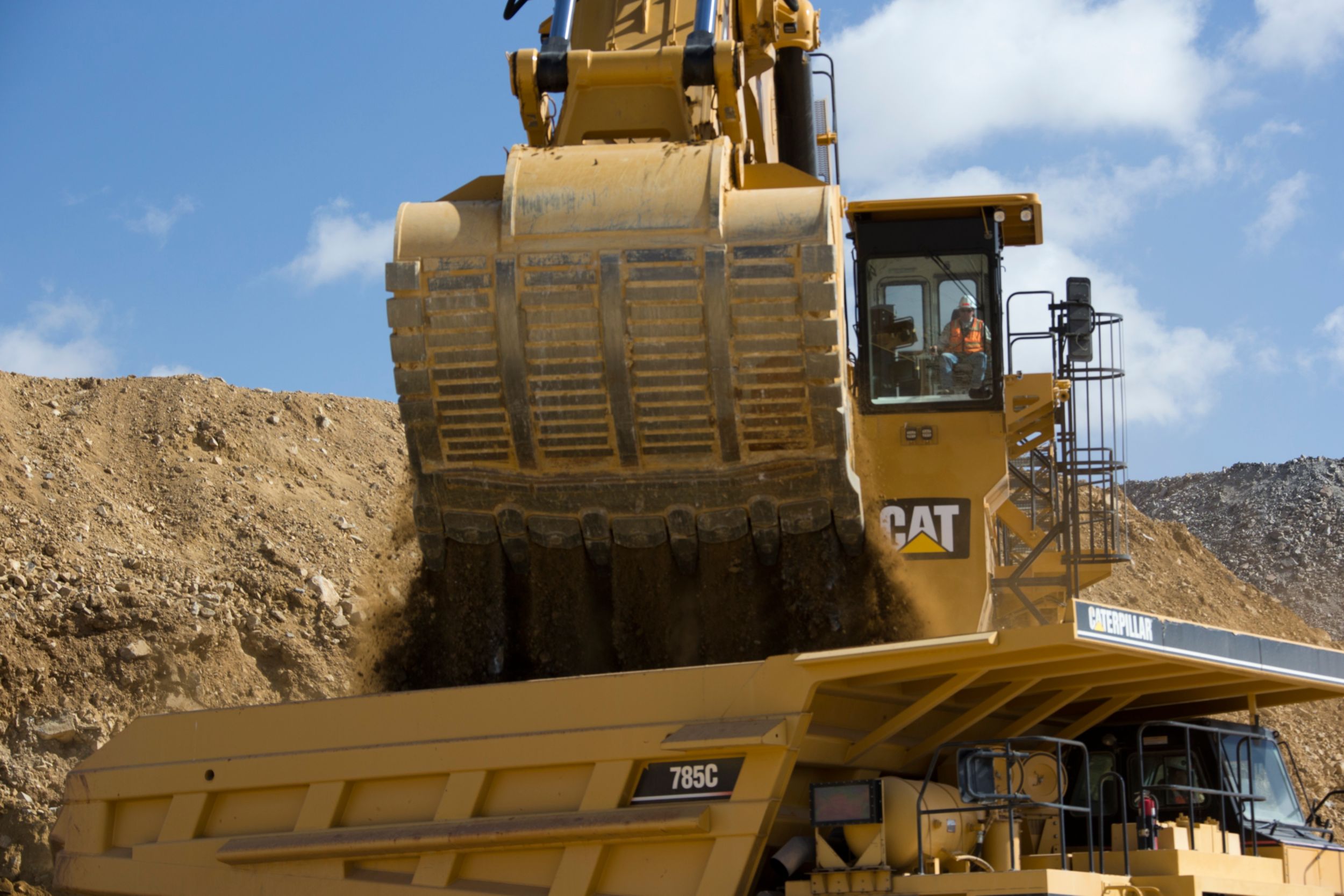 product-6040 bucket loading overburden in a 785C truck