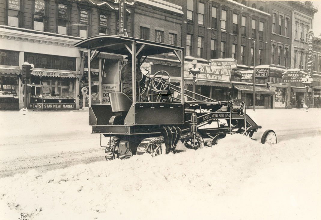 Caterpillarのトラクタと組み合わせたRussell製グレーダ