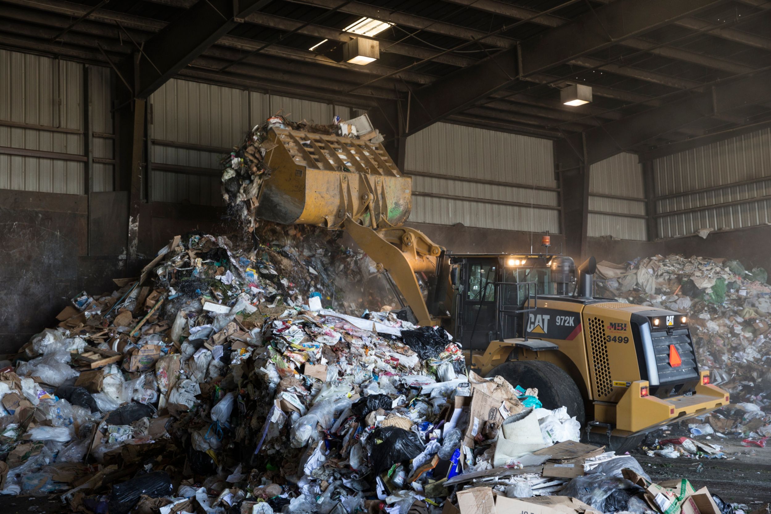 Chargement et transport des déchets 10,7 m³ (14,0 yd³)