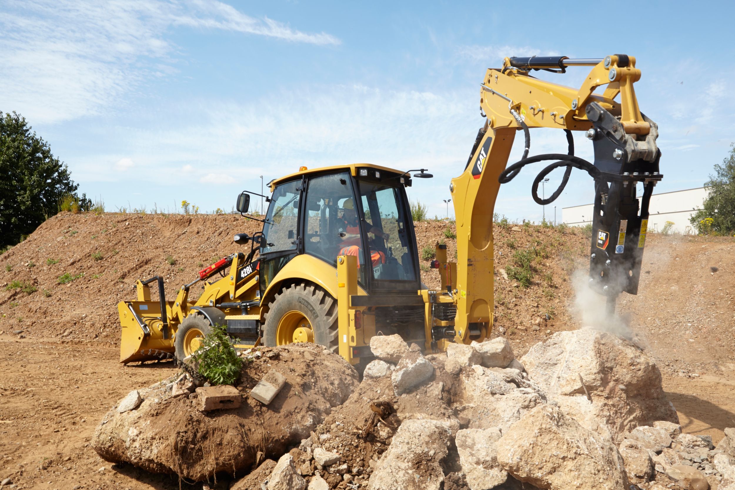 Аренда экскаватора погрузчика ekspark. JCB 3cx с гидромолотом. Cat 428e с гидромолотом. Гидромолот на погрузчик JCB. Гидромолот Катерпиллер кат.