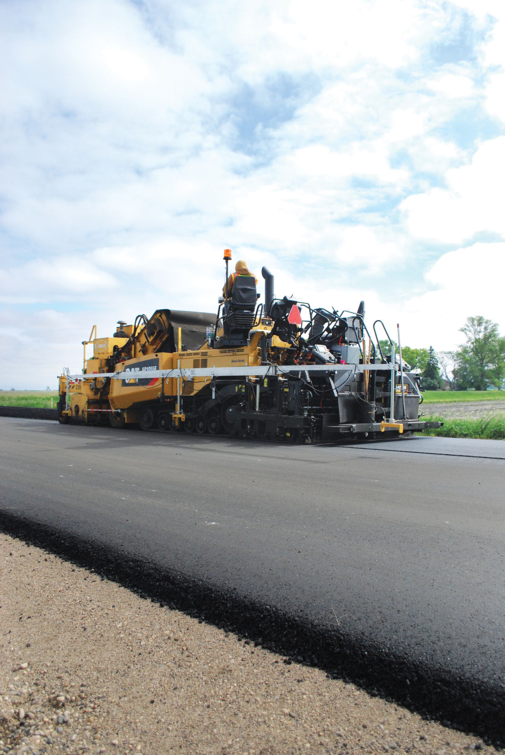 AP1055F Mobil-Trac Paver