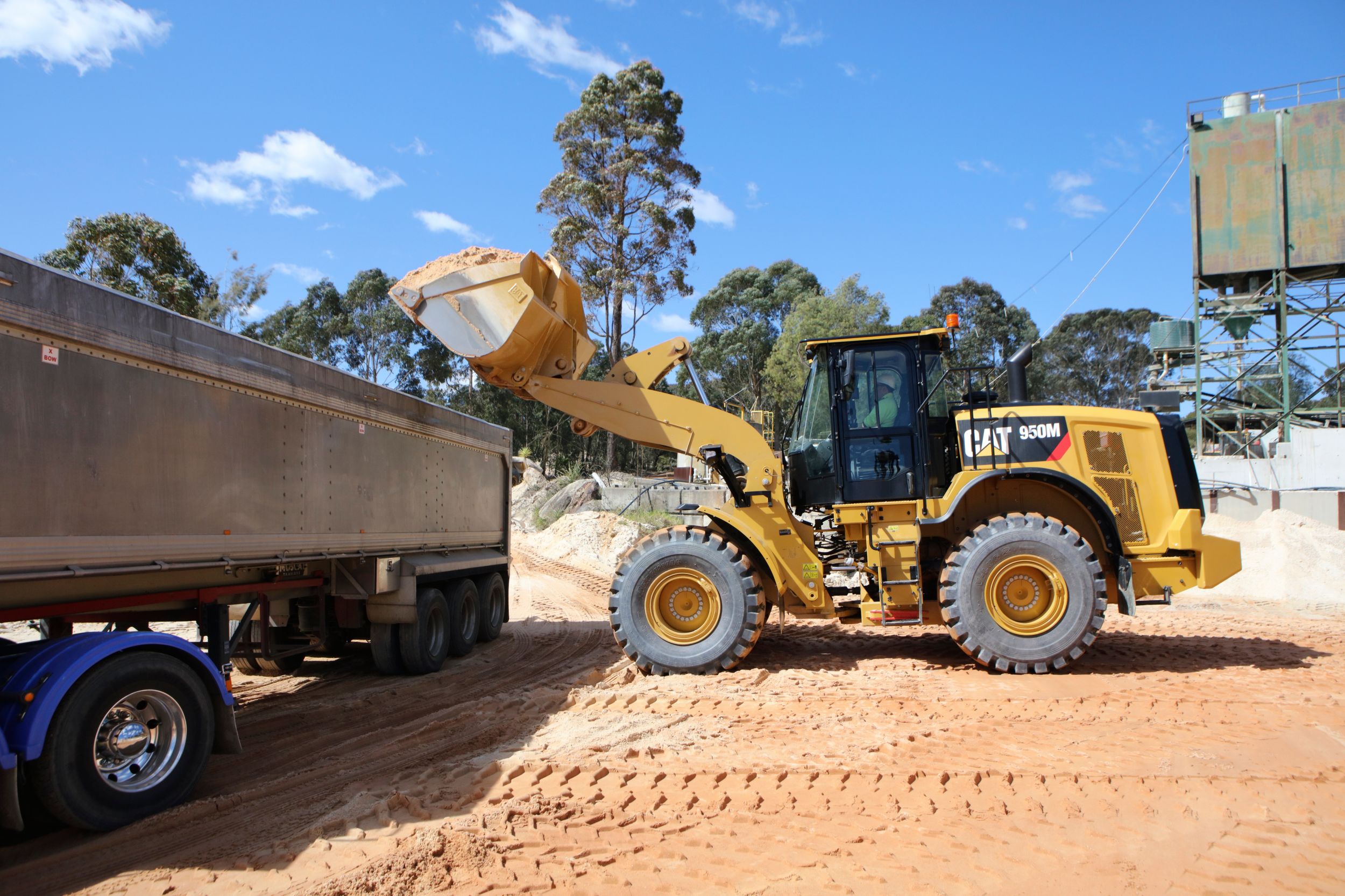 950M Medium Wheel Loader Loading a Truck