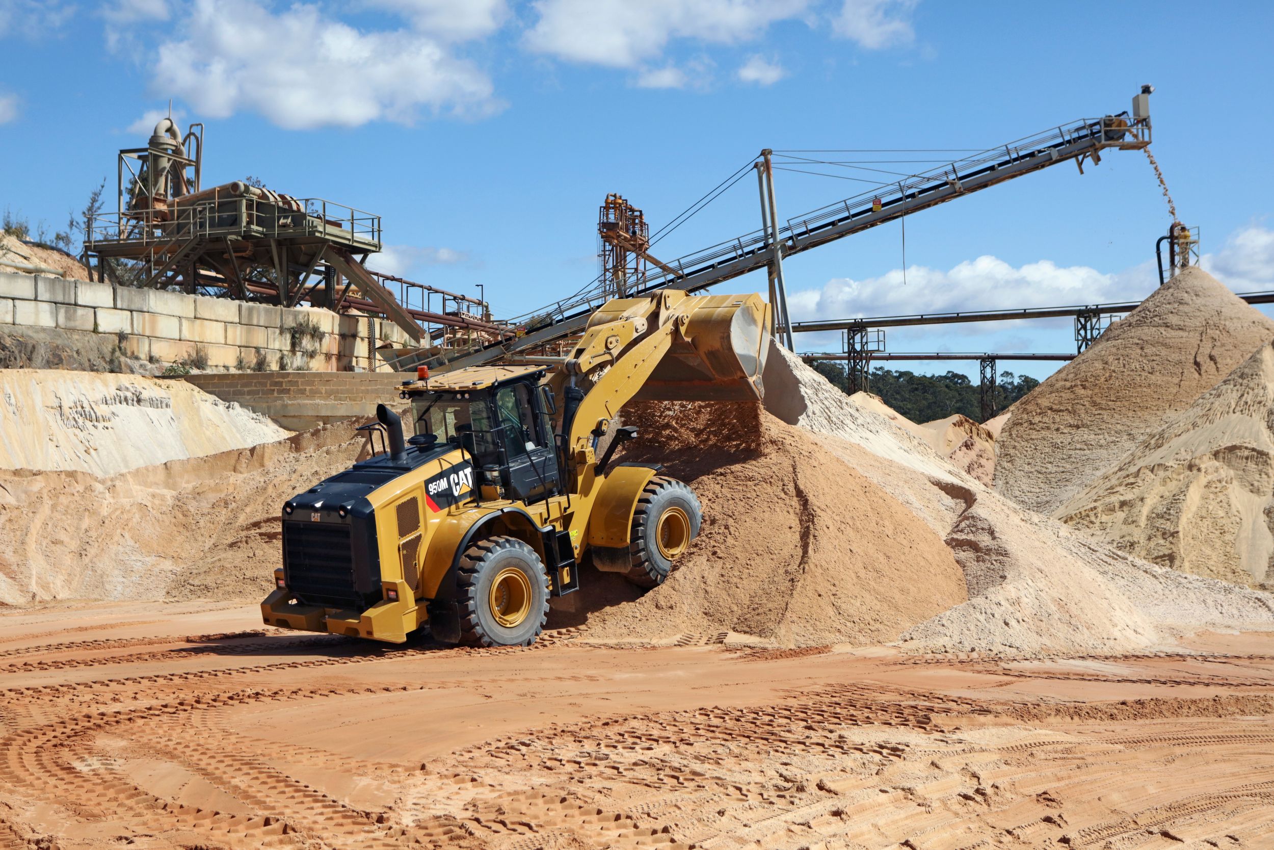 950M Medium Wheel Loader Moving Material