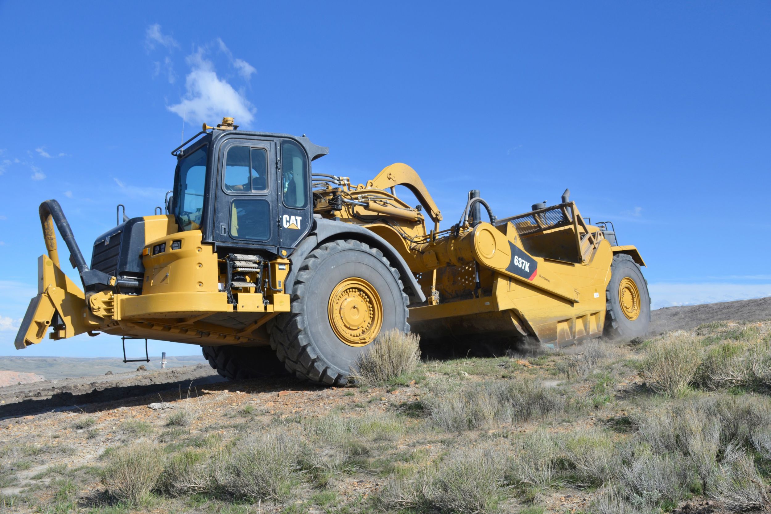 Скрепер Катерпиллер. Колесный скрепер Caterpillar 627h. Скрепер Cat 637k. Скрепер полуприцепной Caterpillar 876. Скрейпер