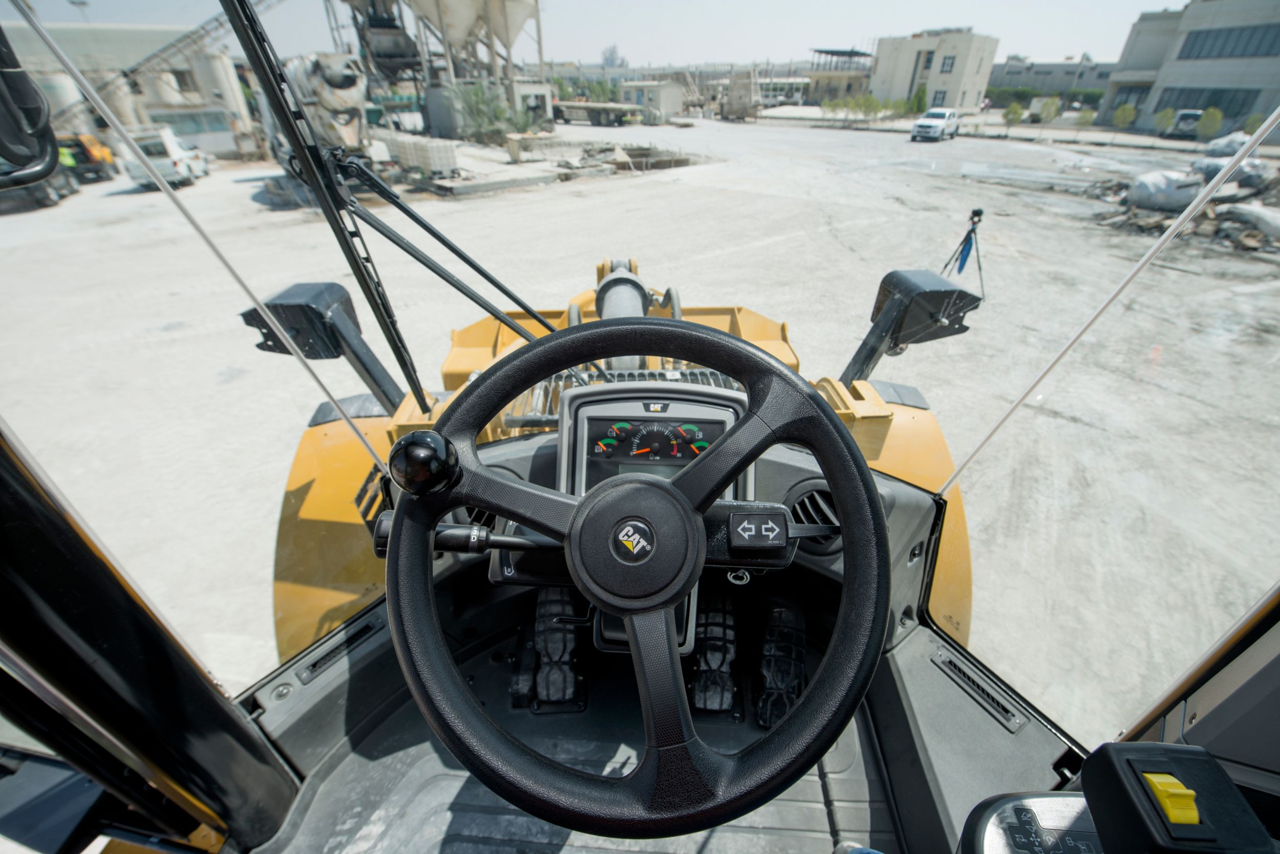 Vue de la l'intérieur de cabine de la Chargeuse sur pneus intermédiaire 962L