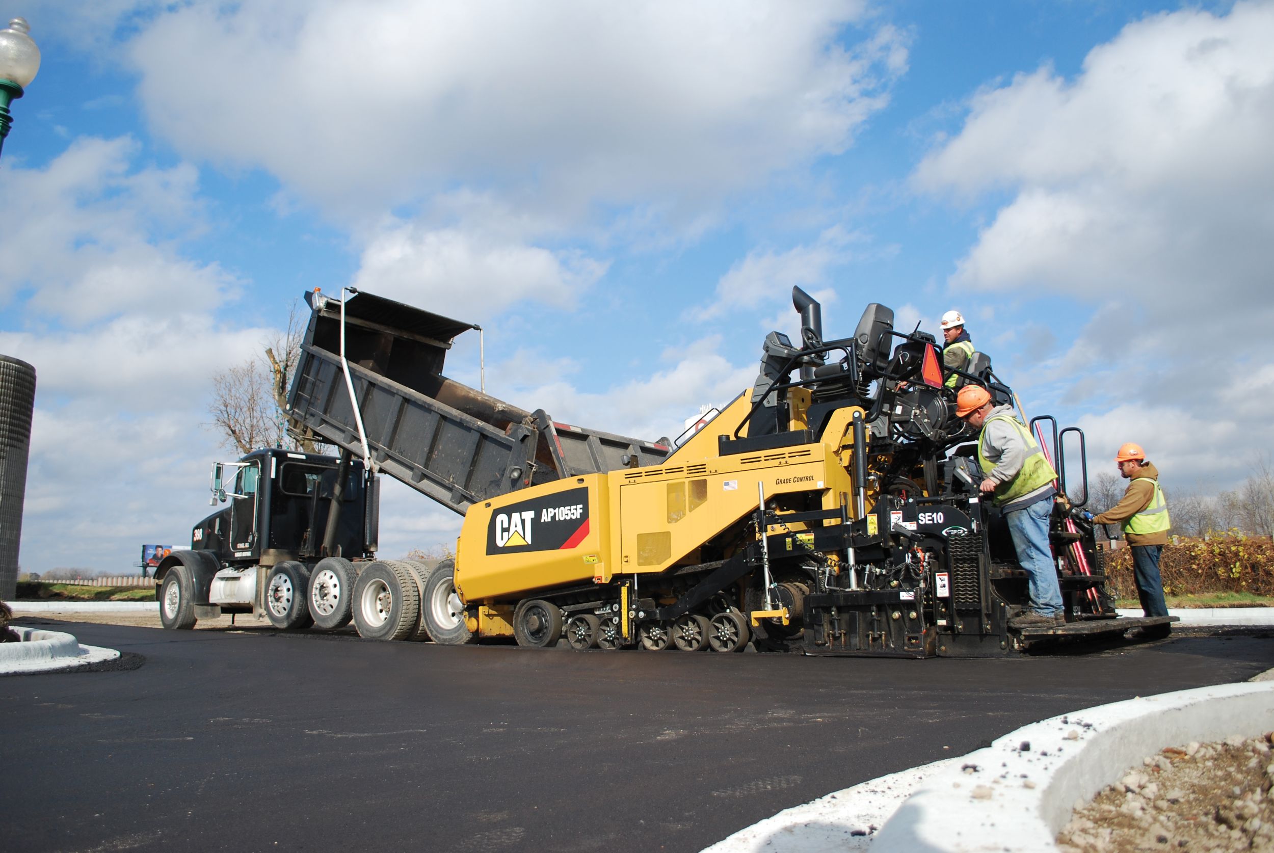 AP1055F Mobil-Trac Paver