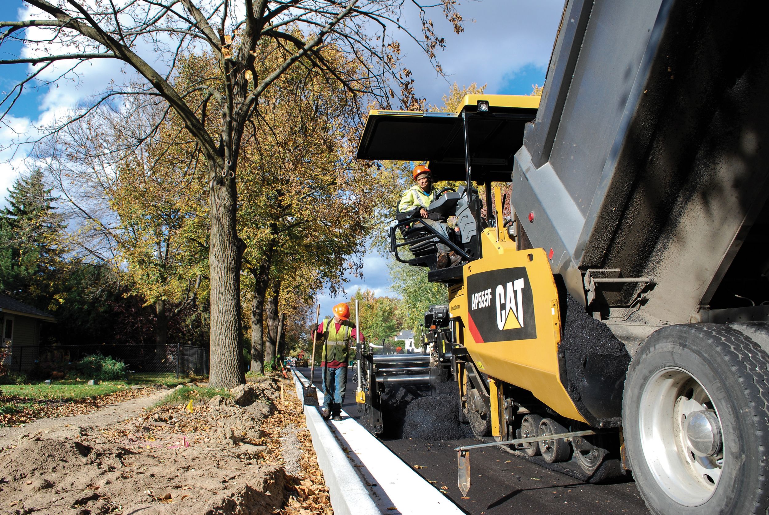 AP555F Mobil-Trac Paver