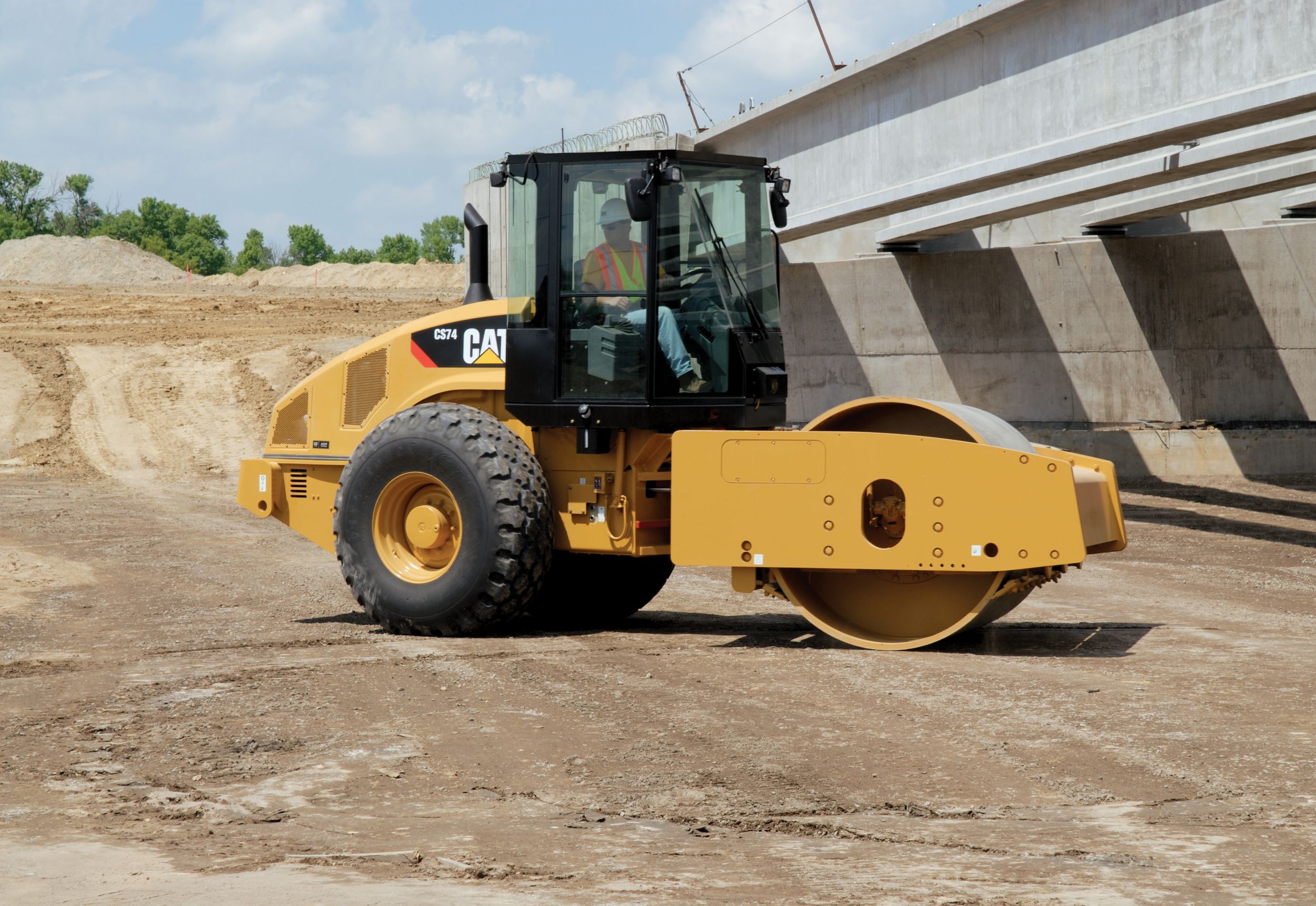 Катки cat. Виброкаток Caterpillar cs74b. Грунтовый каток Катерпиллер. Caterpillar вибрационный каток cs56. Дорожный каток Катерпиллер.