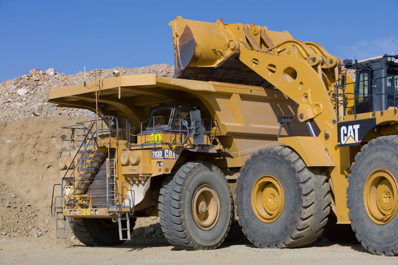 Caterpillar produces 5000th 793 mining truck