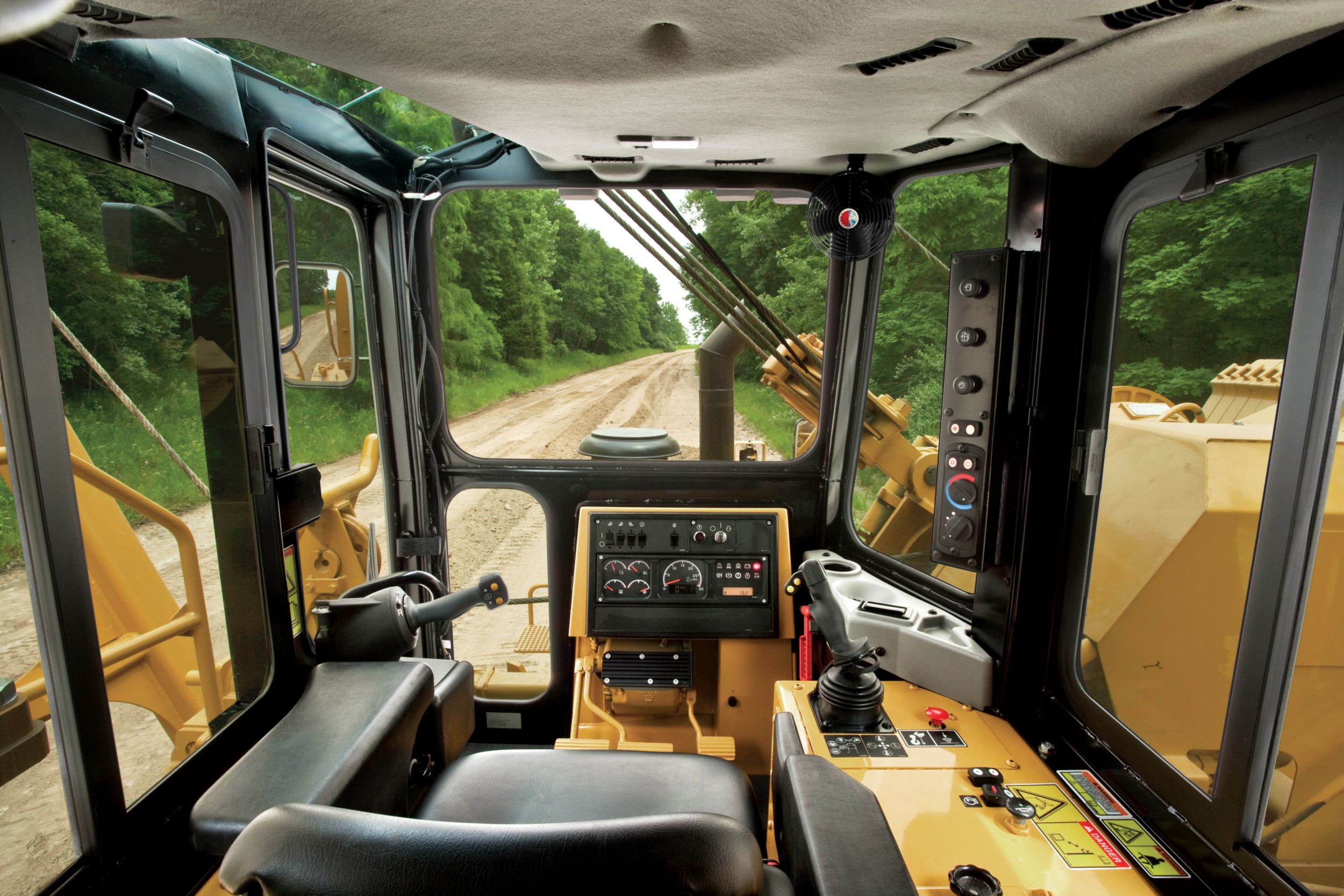 Le tracteur pose-canalisations PL83 est équipé d'une cabine confortable et spacieuse offrant une excellente visibilité.