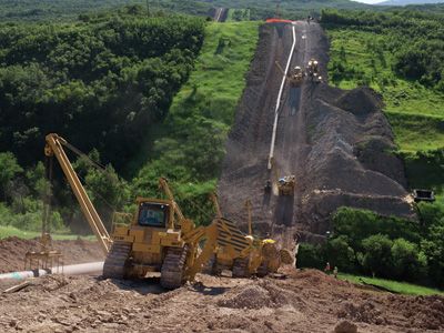 Dźwigi boczne do układania rur Cat cechują się doskonałą zdolnością pokonywania wzniesień