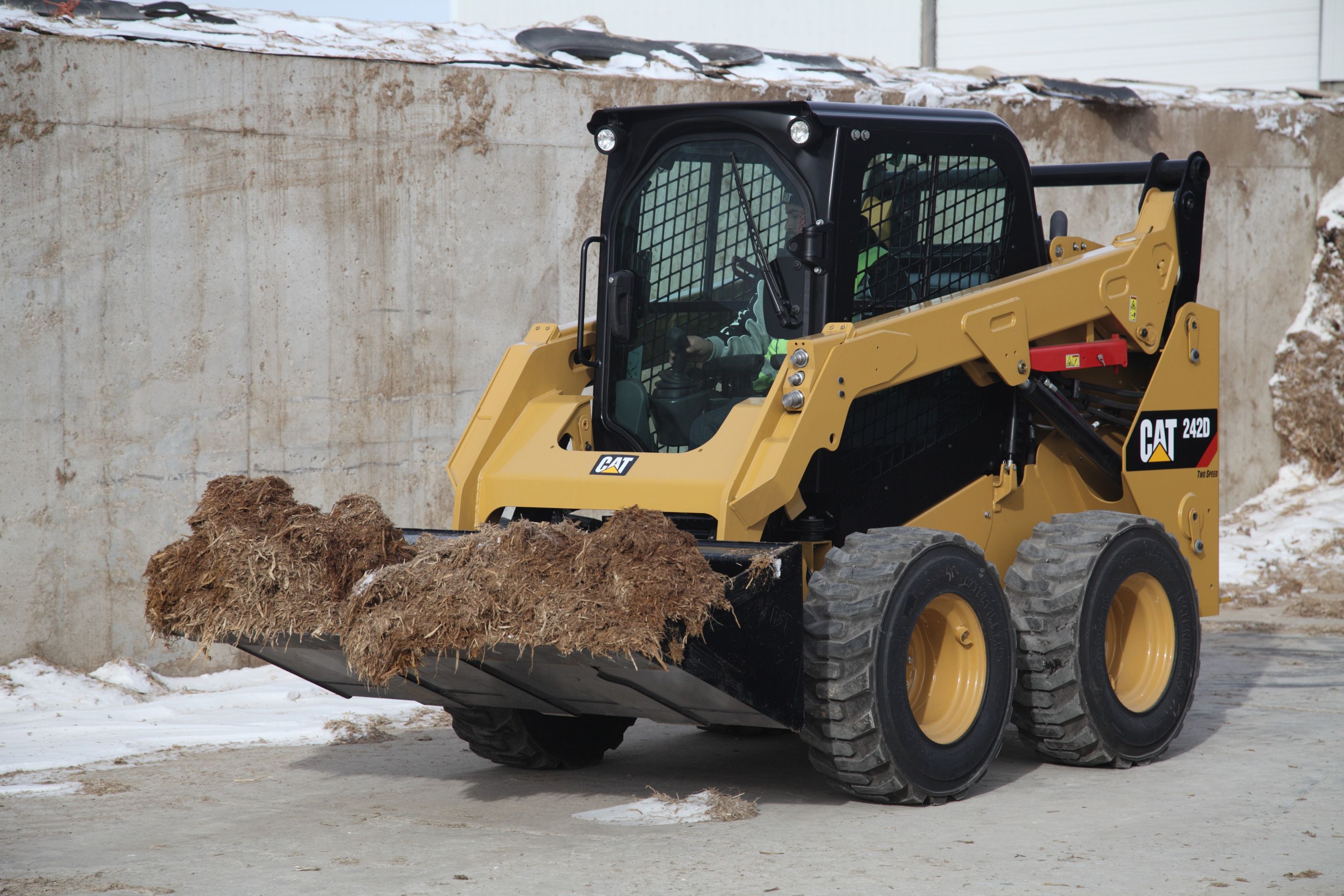 Купить погрузчик катерпиллер. Мини погрузчик Катерпиллер 242. Погрузчик Caterpillar 242d. Мини-погрузчик Cat 242d3. Минипогрузчик Caterpillar 242d.