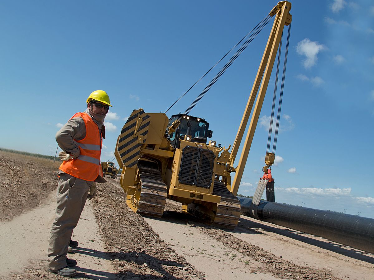 Tracteur pose-canalisations PL83 transportant une canalisation en Argentine