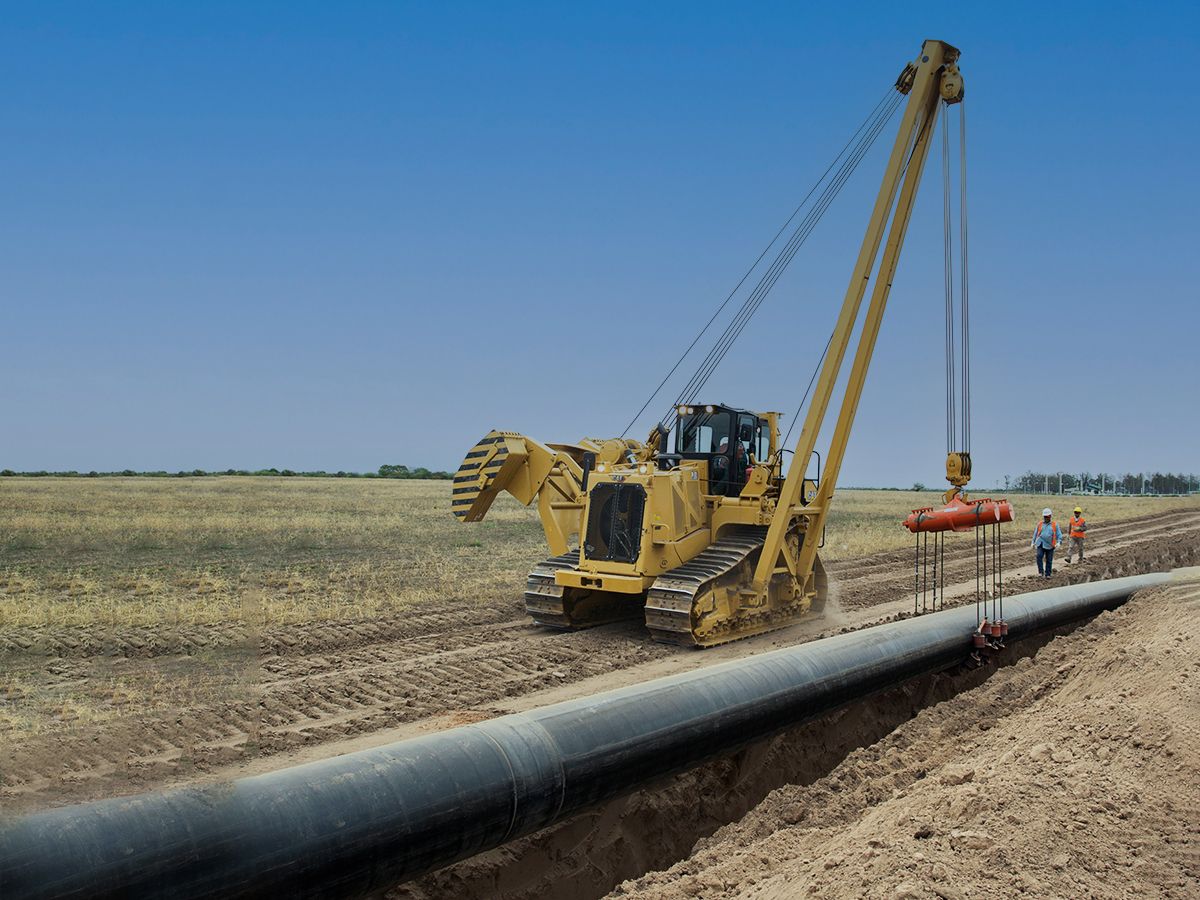 Tracteur pose-canalisations PL83 dans le champ d'action