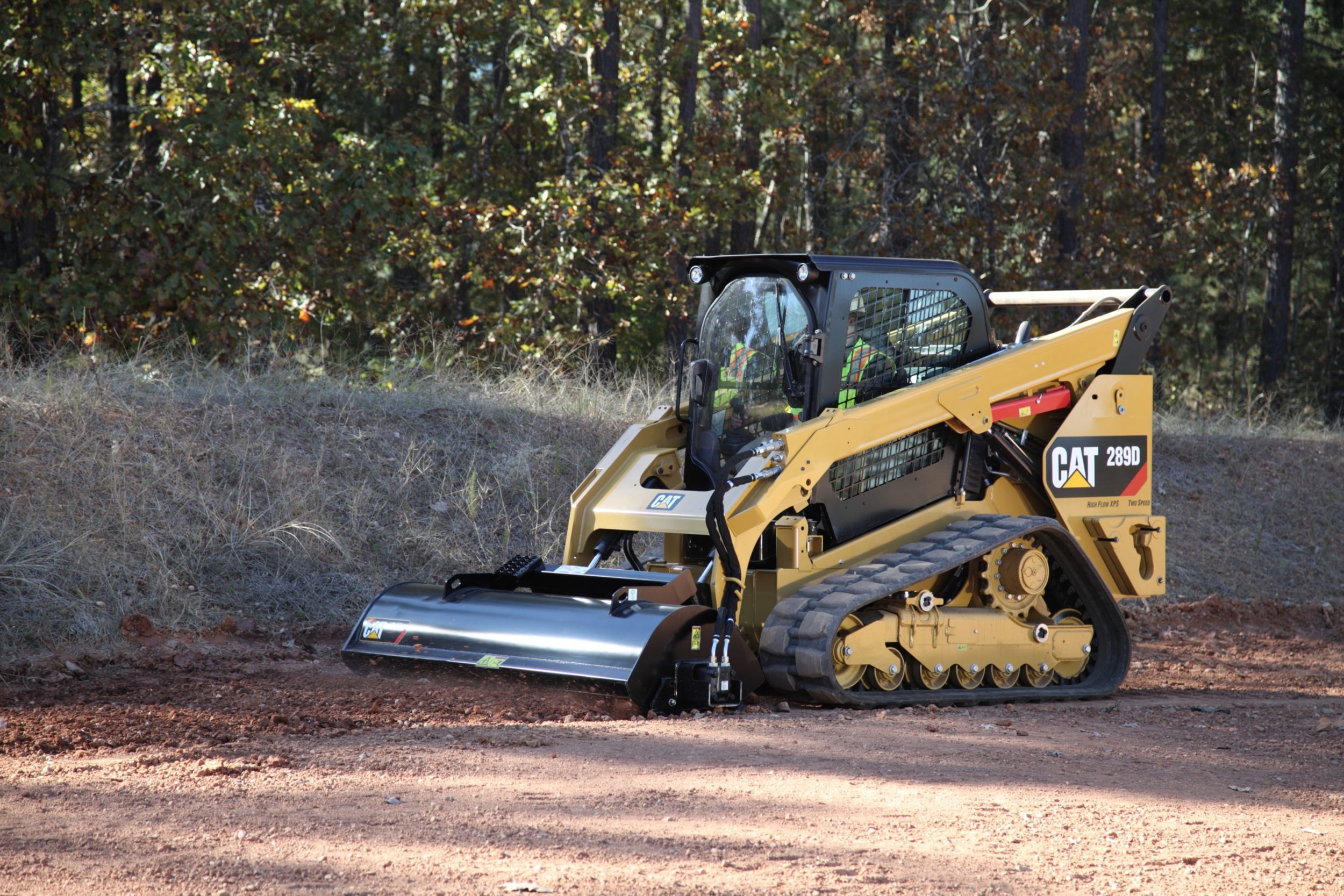 La Chargeuse à chaînes compacte 289D et le Rotoculteur LT18B Cat® au travail