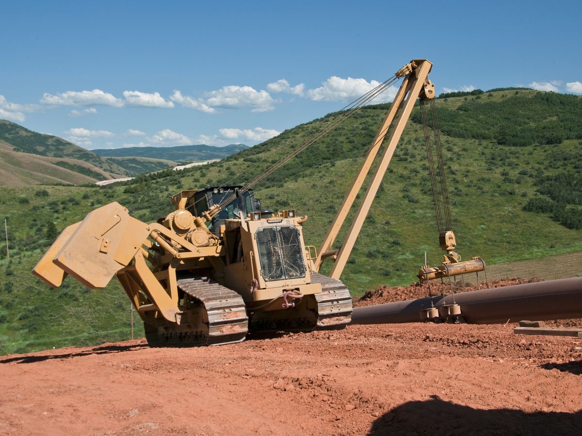 Tracteur pose-canalisations PL87 dans le champ d'action